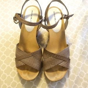 Bandolino wedge espadrilles 8 gray